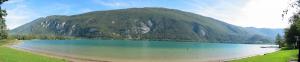 Le Lac d'aiguebelette et en arrire-plan la montagne de l'Epine